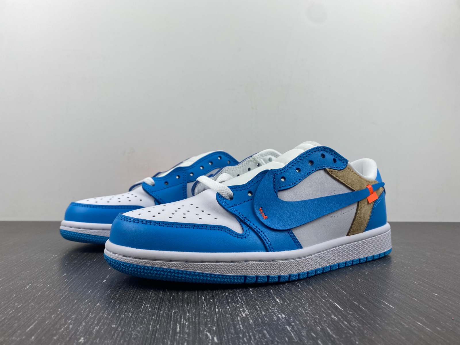 OFF-WHITE x Air Jordan 1 customize