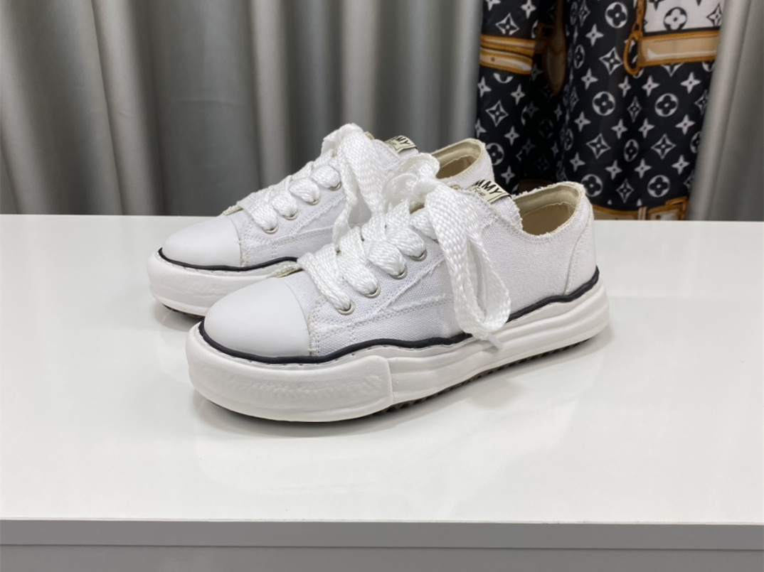 Maison Mihara Yasuhiro Low-Top Sneakers MMY-032