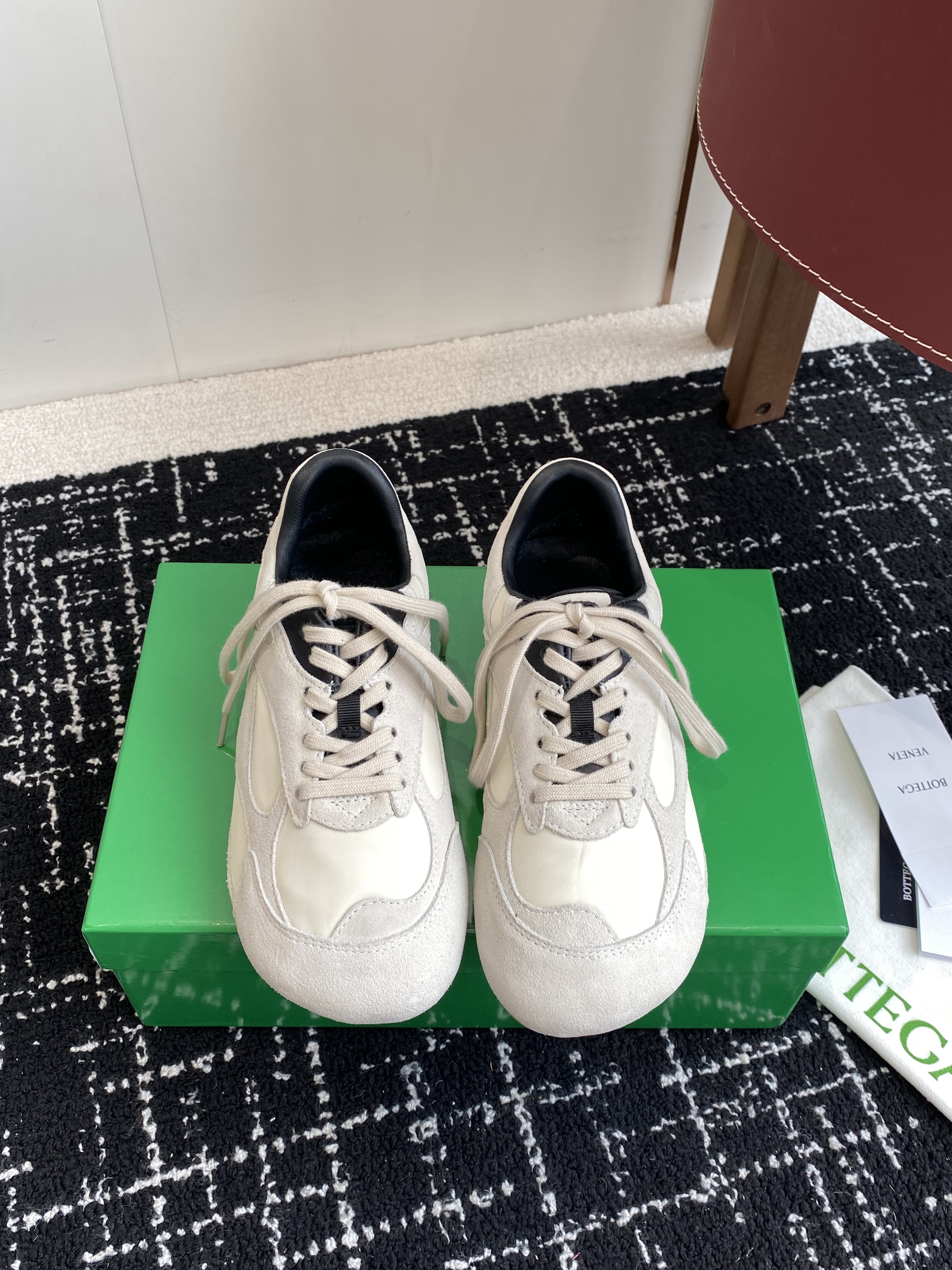 b0tte*a Ven*ta sneaker